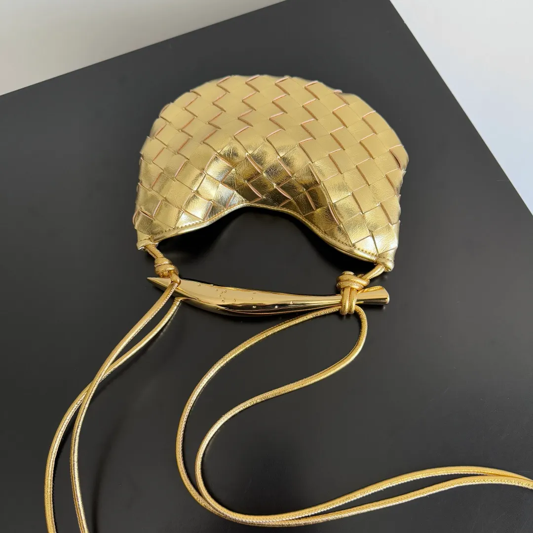 Batch of 1260 BV Mini Sardine is coming‼ ️Super high-end, stainless steel hardware + 24k real gold plating process, fish scales (concave and convex positions) are the finishing touch, the sardine bag that can be carried cross-body is completely beautiful to the heart. The metal element handle and the weaving are perfectly combined to completely integrate the artistic sense and elegance and fashion. It is really like a work of art🏺The large size is elegant, the small size is exquisite and cute, a must-have item for fashionistas, and the details are perfectly reproduced. Style number: 744267 Size 20*12*2.5